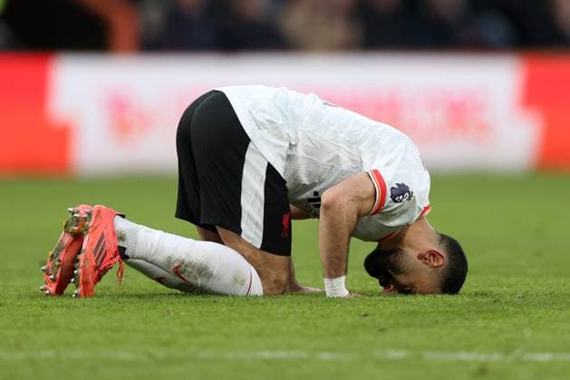 Bournemouth v Liverpool 01 February 2025 Premier League Football - Bournemouth v Liverpool - Mohamed Salah of Liverpool puts his head to the floor as he celebrates after scoring the second Goal (Photo by Mark Leech). Bournemouth UK Copyright: xMarkxLeechxOffside