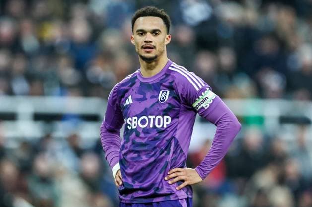 Premier League Newcastle United v Fulham Antonee Robinson of Fulham looks on during the Premier League match Newcastle United vs Fulham at St. James s Park, Newcastle, United Kingdom, 1st February 2025 (Photo by Mark Cosgrove News Images) Newcastle St. James s Park Tyne and Wear United Kingdom Copyright: xMarkxCosgrove NewsxImagesx