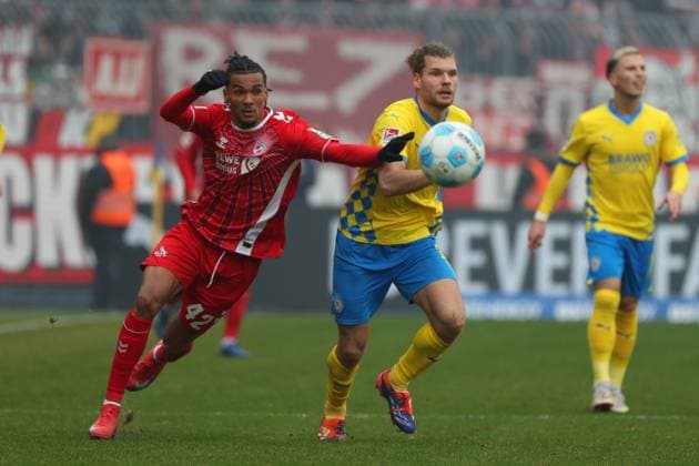 Braunschweig vs. Köln, 2. BL Braunschweig, 01.02.2025, FUßBALL - Eintracht Braunschweig vs. 1. FC Köln, 2. BL, Saison 2024 25. Damion Downs (1.FC Köln), Kevin Ehlers (Eintracht Braunschweig) Braunschweig