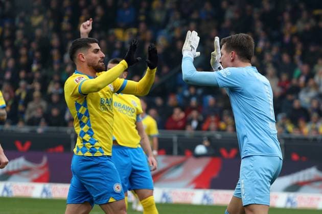 Braunschweig vs. Köln, 2. BL Braunschweig, 01.02.2025, FUßBALL - Eintracht Braunschweig vs. 1. FC Köln, 2. BL, Saison 2024 25. Fabio Di Michele Sanchez (Eintracht Braunschweig), Torwart Ron-Thorben Hoffmann (Eintracht Braunschweig) Braunschweig