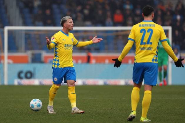 Braunschweig vs. Köln, 2. BL Braunschweig, 01.02.2025, FUßBALL - Eintracht Braunschweig vs. 1. FC Köln, 2. BL, Saison 2024 25. Lino Tempelmann (Eintracht Braunschweig), Fabio Di Michele Sanchez (Eintracht Braunschweig) Braunschweig