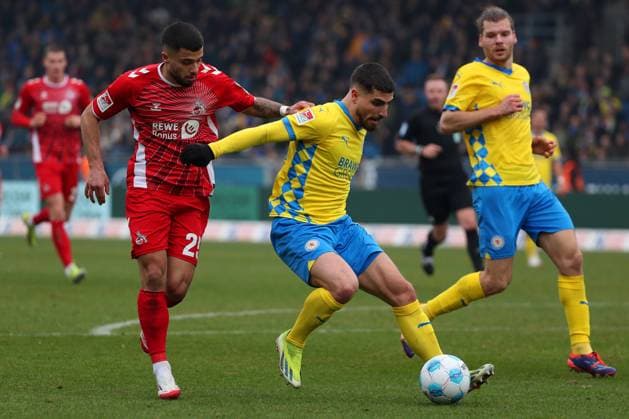 Braunschweig vs. Köln, 2. BL Braunschweig, 01.02.2025, FUßBALL - Eintracht Braunschweig vs. 1. FC Köln, 2. BL, Saison 2024 25. Jusuf Gazibegovic (1.FC Köln), Fabio Di Michele Sanchez (Eintracht Braunschweig) Braunschweig