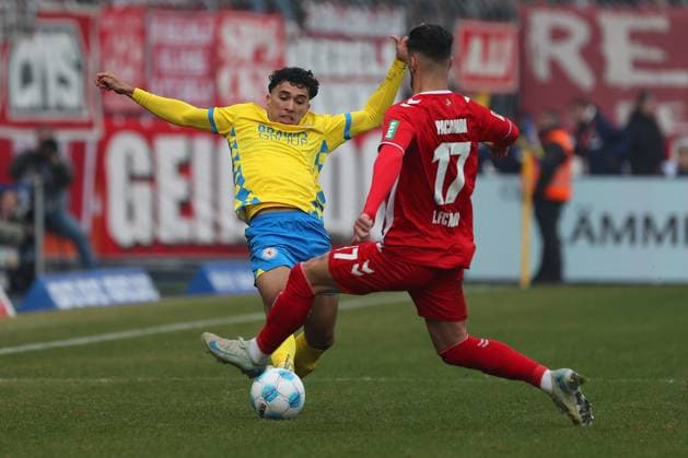 Braunschweig vs. Köln, 2. BL Braunschweig, 01.02.2025, FUßBALL - Eintracht Braunschweig vs. 1. FC Köln, 2. BL, Saison 2024 25. Johan Gomez (Eintracht Braunschweig), Leart Pacarada (1.FC Köln) Braunschweig