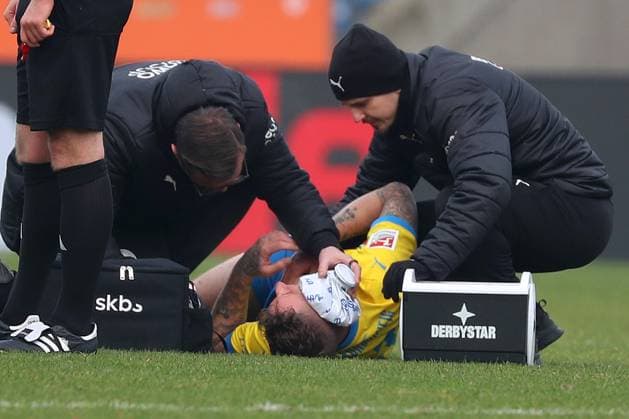 Braunschweig vs. Köln, 2. BL Braunschweig, 01.02.2025, FUßBALL - Eintracht Braunschweig vs. 1. FC Köln, 2. BL, Saison 2024 25. Sebastian Polter (Eintracht Braunschweig) verletzt sich und muss behandelt werden. Braunschweig