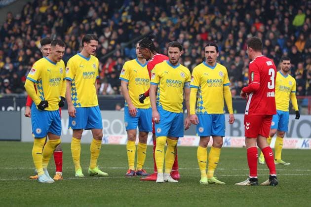 Braunschweig vs. Köln, 2. BL Braunschweig, 01.02.2025, FUßBALL - Eintracht Braunschweig vs. 1. FC Köln, 2. BL, Saison 2024 25. Sven Köhler (Eintracht Braunschweig), Levente Szabo (Eintracht Braunschweig), Ermin Bicakcic (Eintracht Braunschweig), Rayan Philippe (Eintracht Braunschweig) Braunschweig