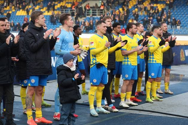 Braunschweig vs. Köln, 2. BL Braunschweig, 01.02.2025, FUßBALL - Eintracht Braunschweig vs. 1. FC Köln, 2. BL, Saison 2024 25. Die Mannschaft des Eintracht Braunschweig bedankt sich nach Spielende bei den Fans. Braunschweig