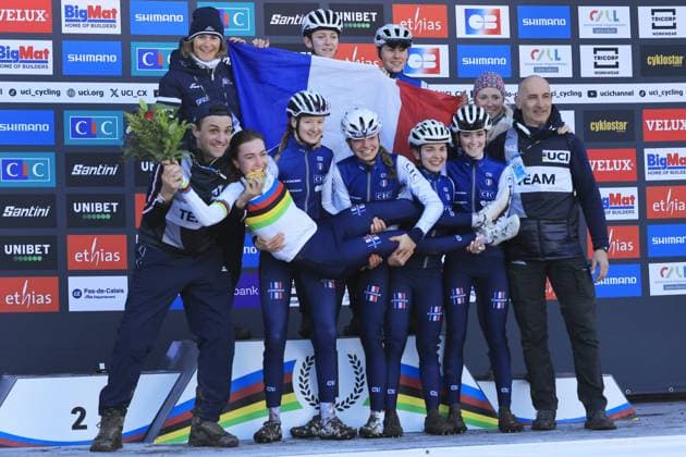 2025 ciclo-cross world championships - Lievin, France - Women junior - Lise Revol and France Team during 2025 UCI Cyclo-Cross World Championships, Cyclocross race in Lievin, France, February 01 2025  Copyright: xStefanoxCavasino IPAxSportx xipa-agency.netx xx IPA_53527446 IPA_Agency_IPA53527446