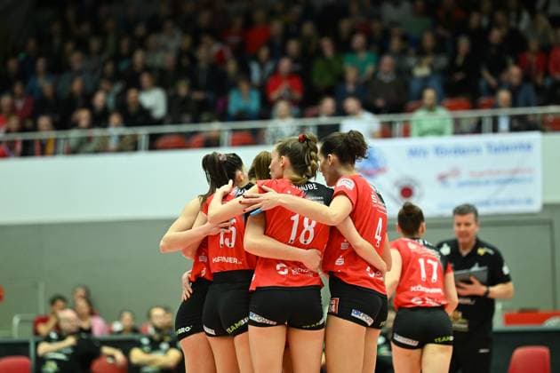 Die Mannschaft vom Dresdner SC jubelt gemeinsam - Dresdner SC vs. Schwarz Weiss Erfurt, 1. Volleyball Bundesliga Frauen, Spielzeit 2024 2025, 01.02.2025 Dresdner SC vs. Schwarz Weiss Erfurt, 1. Volleyball Bundesliga Frauen, Spielzeit 2024 2025, 01.02.2025 Dresden Copyright: xEibner-Pressefoto xHoepnerx EP_PHR