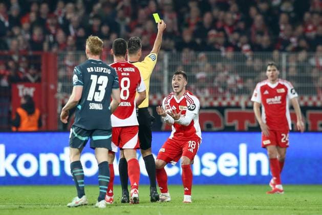 Sport Themen der Woche KW05 Sport Bilder des Tages 01.02.2025, xtgx, Fussball - 1.Bundesliga, Union Berlin - RB Leipzig v.l. Gelbe Karte, yellow card Josip Juranovic (Union Berlin, 18) (DFL DFB REGULATIONS PROHIBIT ANY USE OF PHOTOGRAPHS as IMAGE SEQUENCES and or QUASI-VIDEO) Berlin *** 01 02 2025, xtgx, Soccer 1 Bundesliga, Union Berlin RB Leipzig v l Gelbe Karte, yellow card Josip Juranovic Union Berlin, 18 DFL DFB REGULATIONS PROHIBIT ANY USE OF PHOTOGRAPHS as IMAGE SEQUENCES and or QUASI VIDEO Berlin