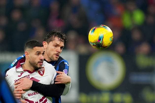 Sport Themen der Woche KW05 Sport Bilder des Tages TorinoÕs Antonio Sanabria fightfor the ball with AtalantaÕs Rafael Toloi .during the Serie A soccer match between Atalanta and Torino FC at Gewiss Stadium in Bergamo , North Italy - , Saturday , February 1th , 2025 . - Soccer .  Copyright: xSpada LaPressex