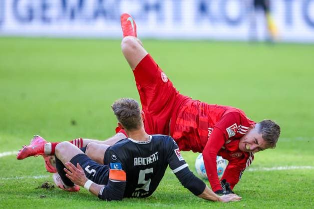 01.02.2025, Fußball, Fortuna Düsseldorf - SSV Ulm 1846, 2.. Fußball Bundesliga, 20. Spieltag, Merkur Spiel-Arena, Saison 2024 2025: Johannes Reichert (SSV Ulm 5) im Zweikampf gegen Isak Johannesson (Fortuna Düsseldorf 8) Foulspiel Elmeter Strafraum Strafraumaktion DFB regulations prohibit any use of photographs as image sequences and or quasi-video. Nordrhein-Westfalen Deutschland