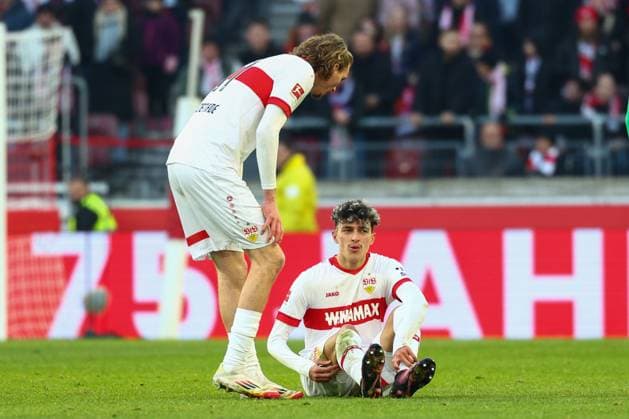 01.02.2025 Deutschland, Stuttgart Fußball Bundesliga, Saison 2024 2025, VfB Stuttgart vs. Borussia Mönchengladbach, Ameen Al-Dakhil (VfB) sitz verletzt am Boden Gemäß den Vorgaben der DFL Deutsche Fußball Liga ist es untersagt, in dem Stadion und oder vom Spiel angefertigte Fotoaufnahmen in Form von Sequenzbildern und oder videoähnlichen Fotostrecken zu verwerten bzw. verwerten zu lassen.