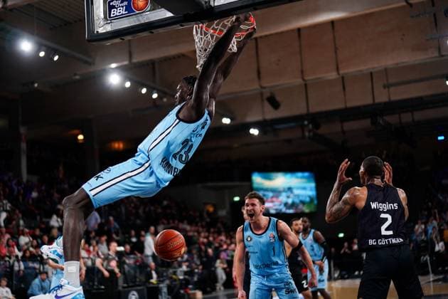 Sport Themen der Woche KW05 Sport Bilder des Tages Kur Kuath (Veolia Towers Hamburg, 23) beim Dunk, Brae Ivey (Veolia Towers Hamburg, 01) jubelt Jubel, GER, Veolia Towers Hamburg vs BG Goettingen, Basketball, Bundesliga, Spieltag 19, Saison 2024 2025, 01.02.2025 GER, Veolia Towers Hamburg vs BG Goettingen, Basketball, Bundesliga, Spieltag 19, Saison 2024 2025, 01.02.2025 Hamburg *** Kur Kuath Veolia Towers Hamburg, 23 on dunk, Brae Ivey Veolia Towers Hamburg, 01 cheers jubilation, GER, Veolia Towers Hamburg vs BG Goettingen, Basketball, Bundesliga, Matchday 19, Season 2024 2025, 01 02 2025 GER, Veolia Towers Hamburg vs BG Goettingen, Basketball, Bundesliga, Matchday 19, Season 2024 2025, 01 02 2025 Hamburg Copyright: xEibner-Pressefoto MaxxVincenx EP_MVN
