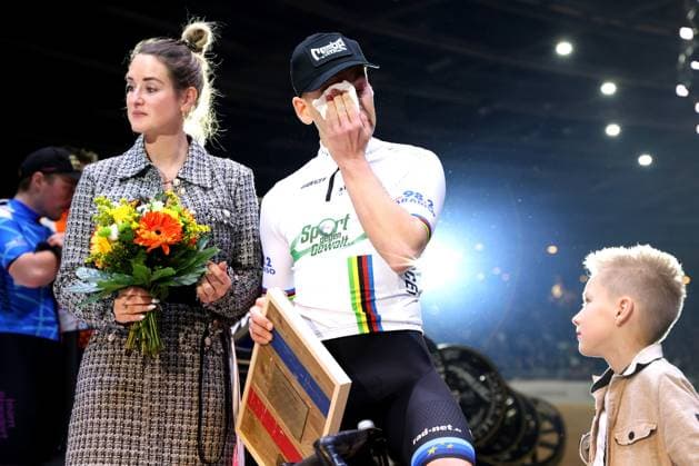 DEU, Sixdays-Weekend, 01.02.2025, Velodrom, Berlin, DEU, Sixdays-Weekend, im Bild Theo Reinhardt GER nimmt sein Abschied, Ehefrau Jane und Sohn Leo Foto: Juergen Engler nordphoto GmbH