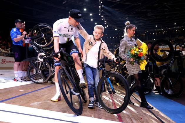DEU, Sixdays-Weekend, 01.02.2025, Velodrom, Berlin, DEU, Sixdays-Weekend, im Bild Theo Reinhardt GER nimmt sein Abschied, Ehefrau Jane und Sohn Leo Foto: Juergen Engler nordphoto GmbH