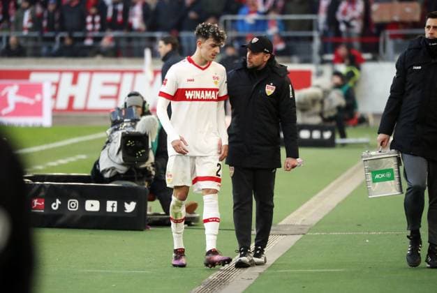 01.02.25 VfB Stuttgart - Borussia Mönchengladbach Deutschland, Stuttgart, 01.02.2025, Fussball, Bundesliga, VfB Stuttgart - Borussia Mönchengladbach: v.l. Ameen Al-Dakhil (VfB Stuttgart), Sebastian Hoeneß (Trainer VfB Stuttgart).