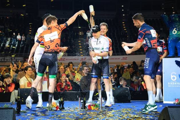 DEU, Sixdays-Weekend, 02.02.2025, Velodrom, Berlin, DEU, Sixdays-Weekend, im Bild Siegerehrung, 1. Roger Kluge GER, Theo Reinhardt GER, 2. Philip Heijnen NED, Yoeri Havik NED 3. Elia Viviani ITA, Michele Scartezzini ITA Foto: Juergen Engler nordphoto GmbH