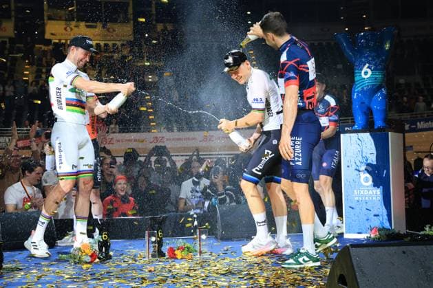 DEU, Sixdays-Weekend, 02.02.2025, Velodrom, Berlin, DEU, Sixdays-Weekend, im Bild Siegerehrung, 1. Roger Kluge GER, Theo Reinhardt GER, 2. Philip Heijnen NED, Yoeri Havik NED 3. Elia Viviani ITA, Michele Scartezzini ITA Foto: Juergen Engler nordphoto GmbH