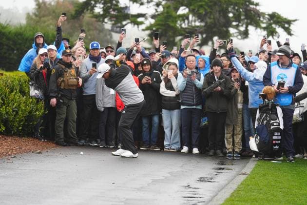 PEBBLE BEACH, CA - FEBRUARY 01: PGA, Golf Herren golfer Collin Morikawa plays his second shot on the 18th hole from a lie on the cart path during the third round of the AT&T Pebble Beach Pro AM on February 1, 2025, at Pebble Beach Golf Links in Pebble Beach, California. (Photo by Brian Spurlock Icon Sportswire) GOLF: FEB 01 PGA AT&T Pebble Beach Pro-Am EDITORIAL USE ONLY Icon2502016