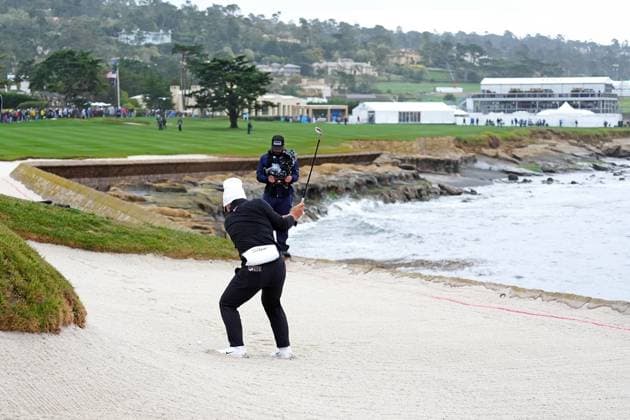 PEBBLE BEACH, CA - FEBRUARY 01: PGA, Golf Herren golfer Tom Kim hits out of a green side bunker on the 18th hole during the third round of the AT&T Pebble Beach Pro AM on February 1, 2025, at Pebble Beach Golf Links in Pebble Beach, California. (Photo by Brian Spurlock Icon Sportswire) GOLF: FEB 01 PGA AT&T Pebble Beach Pro-Am EDITORIAL USE ONLY Icon25020118