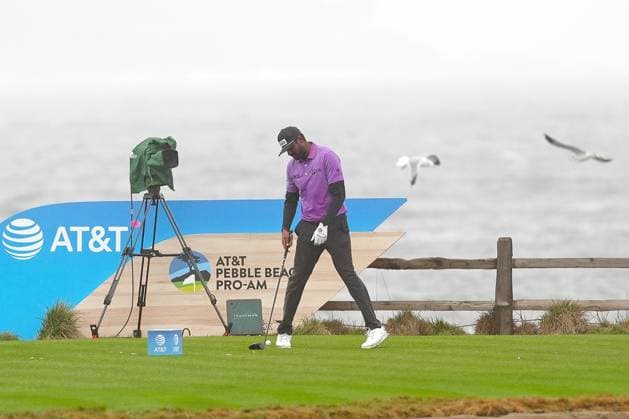 PEBBLE BEACH, CA - FEBRUARY 01: PGA, Golf Herren golfer Sahith Theegala gets ready to play his tee shot on the 18th hole as seagulls fly around the tee box during the third round of the AT&T Pebble Beach Pro AM on February 1, 2025, at Pebble Beach Golf Links in Pebble Beach, California. (Photo by Brian Spurlock Icon Sportswire) GOLF: FEB 01 PGA AT&T Pebble Beach Pro-Am EDITORIAL USE ONLY Icon25020148