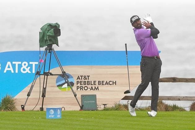 PEBBLE BEACH, CA - FEBRUARY 01: PGA, Golf Herren golfer Sahith Theegala has his driver slip out of his hands as he plays his tee shot on the 18th hole during the third round of the AT&T Pebble Beach Pro AM on February 1, 2025, at Pebble Beach Golf Links in Pebble Beach, California. (Photo by Brian Spurlock Icon Sportswire) GOLF: FEB 01 PGA AT&T Pebble Beach Pro-Am EDITORIAL USE ONLY Icon25020150