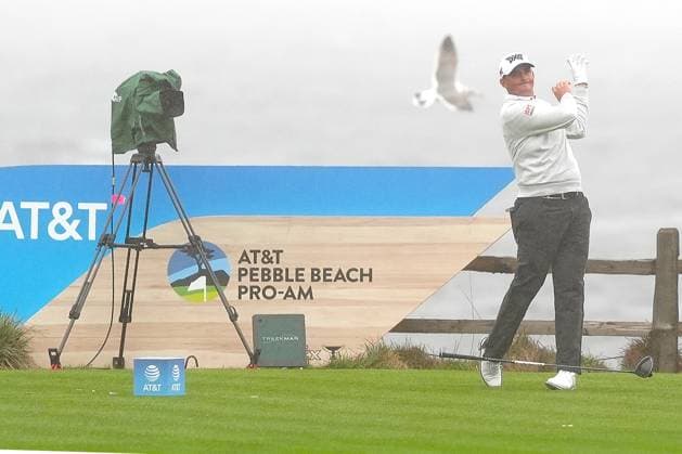 PEBBLE BEACH, CA - FEBRUARY 01: A seagull flys around the tee box as PGA, Golf Herren golfer Christiaan Bezuidenhout has his driver slip out of his hands during his tee shot on the 18th hole during the third round of the AT&T Pebble Beach Pro AM on February 1, 2025, at Pebble Beach Golf Links in Pebble Beach, California. (Photo by Brian Spurlock Icon Sportswire) GOLF: FEB 01 PGA AT&T Pebble Beach Pro-Am EDITORIAL USE ONLY Icon25020151
