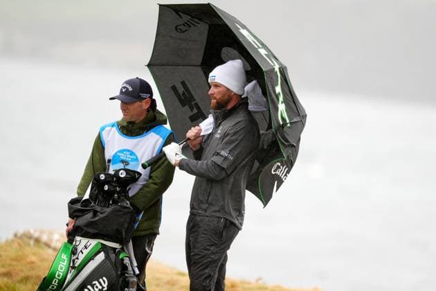 PEBBLE BEACH, CA - FEBRUARY 01: PGA, Golf Herren golfer Chris Kirk waits to putt under an umbrella on the 17th hole during the third round of the AT&T Pebble Beach Pro AM on February 1, 2025, at Pebble Beach Golf Links in Pebble Beach, California. (Photo by Brian Spurlock Icon Sportswire) GOLF: FEB 01 PGA AT&T Pebble Beach Pro-Am EDITORIAL USE ONLY Icon25020155