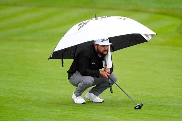 PEBBLE BEACH, CA - FEBRUARY 01: PGA, Golf Herren golfer J.J. Spaun waits to putt under an umbrella on the 17th hole during the third round of the AT&T Pebble Beach Pro AM on February 1, 2025, at Pebble Beach Golf Links in Pebble Beach, California. (Photo by Brian Spurlock Icon Sportswire) GOLF: FEB 01 PGA AT&T Pebble Beach Pro-Am EDITORIAL USE ONLY Icon25020156