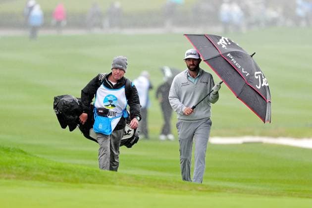 PEBBLE BEACH, CA - FEBRUARY 01: PGA, Golf Herren golfer Cameron Young walks under an umbrella on the 18th hole during the third round of the AT&T Pebble Beach Pro AM on February 1, 2025, at Pebble Beach Golf Links in Pebble Beach, California. (Photo by Brian Spurlock Icon Sportswire) GOLF: FEB 01 PGA AT&T Pebble Beach Pro-Am EDITORIAL USE ONLY Icon25020162