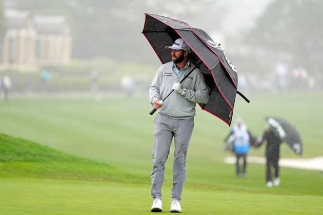 PEBBLE BEACH, CA - FEBRUARY 01: PGA, Golf Herren golfer Cameron Young walks under an umbrella on the 18th hole during the third round of the AT&T Pebble Beach Pro AM on February 1, 2025, at Pebble Beach Golf Links in Pebble Beach, California. (Photo by Brian Spurlock Icon Sportswire) GOLF: FEB 01 PGA AT&T Pebble Beach Pro-Am EDITORIAL USE ONLY Icon25020163