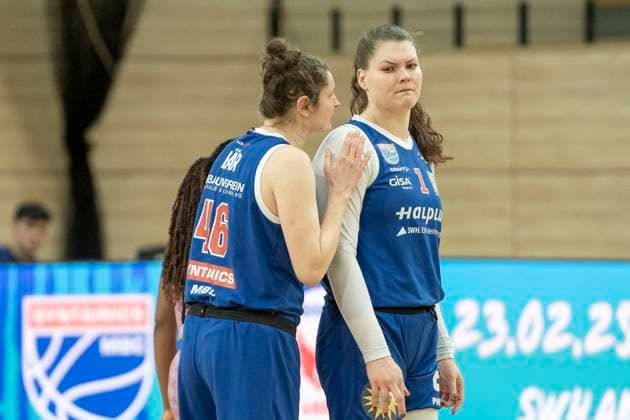 Halle, Deutschland 01. Februar 2025: Toyota DBBL - 2024 2025 -Syntainics MBC vs. Saarlouis Royals Im Bild: v.li.Romy Bär Baer (Halle) und River Baldwin (Halle) SWH.arena Sachsen Anhalt Copyright: xFotostandx xxBallaschx