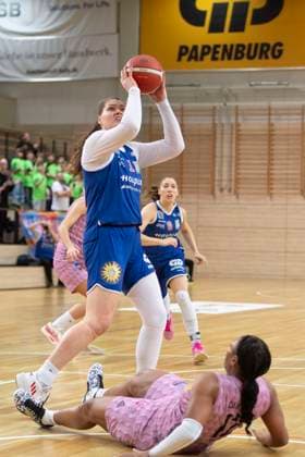 Halle, Deutschland 01. Februar 2025: Toyota DBBL - 2024 2025 -Syntainics MBC vs. Saarlouis Royals Im Bild: v. li. im Zweikampf River Baldwin (Halle) und Erika Davenport (Saarlouis) SWH.arena Sachsen Anhalt Copyright: xFotostandx xxBallaschx