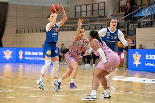 Halle, Deutschland 01. Februar 2025: Toyota DBBL - 2024 2025 -Syntainics MBC vs. Saarlouis Royals Im Bild: v.li.Dominika Fiszer (Halle), Magaly Meynadier (Saarlouis), Erika Davenport (Saarlouis) SWH.arena Sachsen Anhalt Copyright: xFotostandx xxBallaschx