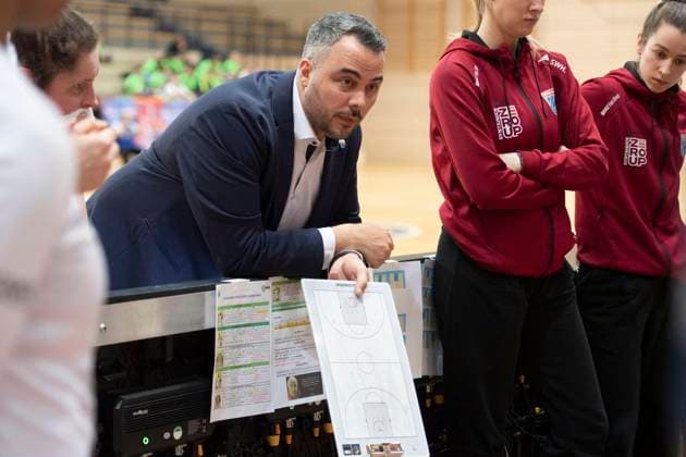 Halle, Deutschland 01. Februar 2025: Toyota DBBL - 2024 2025 -Syntainics MBC vs. Saarlouis Royals Im Bild: Trainer Timur Topal (Halle) SWH.arena Sachsen Anhalt Copyright: xFotostandx xxBallaschx