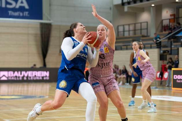 Halle, Deutschland 01. Februar 2025: Toyota DBBL - 2024 2025 -Syntainics MBC vs. Saarlouis Royals Im Bild: v. li. im Zweikampf River Baldwin (Halle) und Haley Frank (Saarlouis) SWH.arena Sachsen Anhalt Copyright: xFotostandx xxBallaschx