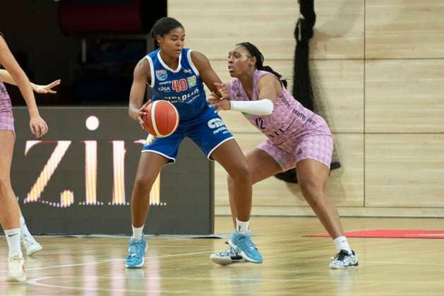 Halle, Deutschland 01. Februar 2025: Toyota DBBL - 2024 2025 -Syntainics MBC vs. Saarlouis Royals Im Bild: v. li. im Zweikampf Krystal Freeman (Halle) und Erika Davenport (Saarlouis) SWH.arena Sachsen Anhalt Copyright: xFotostandx xxBallaschx