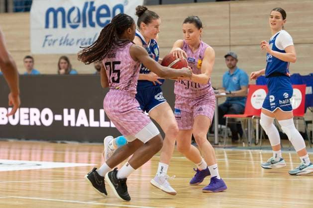Halle, Deutschland 01. Februar 2025: Toyota DBBL - 2024 2025 -Syntainics MBC vs. Saarlouis Royals Im Bild: v. li. im Zweikampf Martha Burse (Saarlouis), Nicole Brochlitz (Halle) und Magaly Meynadier (Saarlouis) SWH.arena Sachsen Anhalt Copyright: xFotostandx xxBallaschx