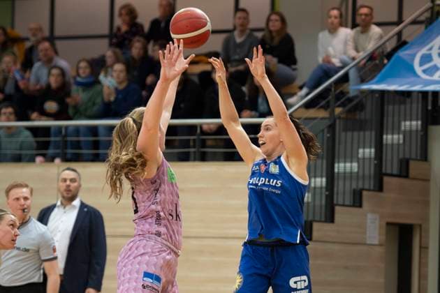 Halle, Deutschland 01. Februar 2025: Toyota DBBL - 2024 2025 -Syntainics MBC vs. Saarlouis Royals Im Bild: v. li. im Zweikampf Monika Jasnowska (Saarlouis) und Taylah Simmons (Halle) SWH.arena Sachsen Anhalt Copyright: xFotostandx xxBallaschx