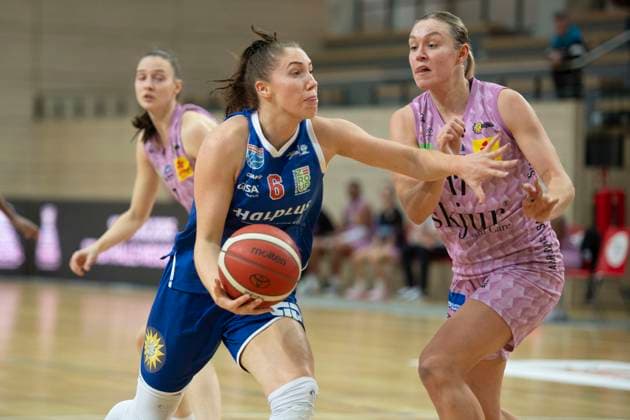 Halle, Deutschland 01. Februar 2025: Toyota DBBL - 2024 2025 -Syntainics MBC vs. Saarlouis Royals Im Bild: v. li. im Zweikampf Taylah Simmons (Halle) und Gabija Meskonyte (Saarlouis) SWH.arena Sachsen Anhalt Copyright: xFotostandx xxBallaschx