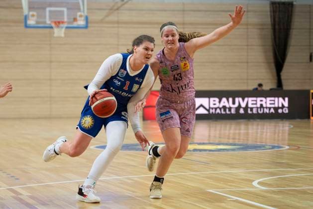 Halle, Deutschland 01. Februar 2025: Toyota DBBL - 2024 2025 -Syntainics MBC vs. Saarlouis Royals Im Bild: v. li. im Zweikampf River Baldwin (Halle) und Haley Frank (Saarlouis) SWH.arena Sachsen Anhalt Copyright: xFotostandx xxBallaschx