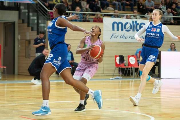 Halle, Deutschland 01. Februar 2025: Toyota DBBL - 2024 2025 -Syntainics MBC vs. Saarlouis Royals Im Bild: v. li. im Zweikampf Krystal Freeman (Halle) und Martha Burse (Saarlouis) SWH.arena Sachsen Anhalt Copyright: xFotostandx xxBallaschx