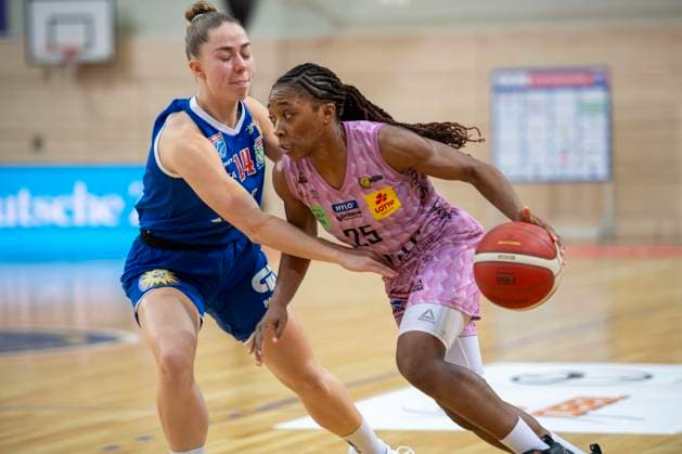 Halle, Deutschland 01. Februar 2025: Toyota DBBL - 2024 2025 -Syntainics MBC vs. Saarlouis Royals Im Bild: v. li. im Zweikampf Lotta Stach (Halle) und Martha Burse (Saarlouis) SWH.arena Sachsen Anhalt Copyright: xFotostandx xxBallaschx