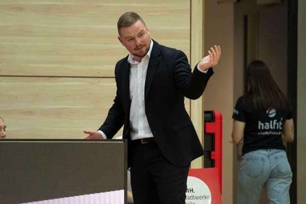 Halle, Deutschland 01. Februar 2025: Toyota DBBL - 2024 2025 -Syntainics MBC vs. Saarlouis Royals Im Bild: Head Coach Matiss Rozlapa (Saarlouis) gestikuliert auf dem Spielfeld. SWH.arena Sachsen Anhalt Copyright: xFotostandx xxBallaschx