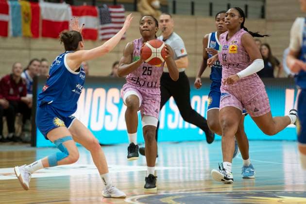 Halle, Deutschland 01. Februar 2025: Toyota DBBL - 2024 2025 -Syntainics MBC vs. Saarlouis Royals Im Bild: v. li. im Zweikampf Taylah Simmons (Halle), Martha Burse (Saarlouis) und Erika Davenport (Saarlouis) SWH.arena Sachsen Anhalt Copyright: xFotostandx xxBallaschx