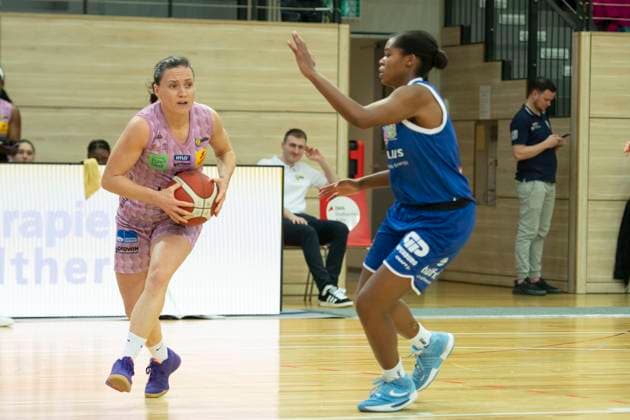 Halle, Deutschland 01. Februar 2025: Toyota DBBL - 2024 2025 -Syntainics MBC vs. Saarlouis Royals Im Bild: v.li. Magaly Meynadier (Saarlouis) und Krystal Freeman (Halle) SWH.arena Sachsen Anhalt Copyright: xFotostandx xxBallaschx