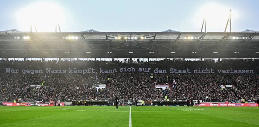 Fußball I Herren I Saison 2024-2025 I Bundesliga I 20. Spieltag I FC St. Pauli - FC Augsburg I 1.2.2024 Spruchband: wer gegen Nazis kämpft, kann sich auf den Staat nicht verlassen, Holocaust Gedenktag, Schweigeminute, Choreo, Symbolfoto Hamburg Millerntor Stadion Hamburg Deutschland Copyright: xLobeca AndreasxHannigx