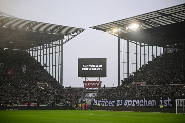 Fußball I Herren I Saison 2024-2025 I Bundesliga I 20. Spieltag I FC St. Pauli - FC Augsburg I 1.2.2024 Spruchband: wer gegen Nazis kämpft, kann sich auf den Staat nicht verlassen, Holocaust Gedenktag, Schweigeminute, Choreo, Symbolfoto Kein Vergeben, Kein Vergessen, Anzeigetafel Hamburg Millerntor Stadion Hamburg Deutschland Copyright: xLobeca AndreasxHannigx