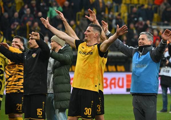die Dresdner feiern vor ihren Fans im K-Block den Sieg, vorn: Stefan Kutschke (Dresden), 01.02.2025, Fussball, GER, Saison 2024 2025, 3. Liga, Dritte Liga, 22. Spieltag, Rudolf-Harbig-Stadion Dresden, SG Dynamo Dresden - FC Erzgebirge Aue, DFB AND DFL REGULATIONS PROHIBIT ANY USE OF PHOTOGRAPHS as IMAGE SEQUENCES and or QUASI-VIDEO,