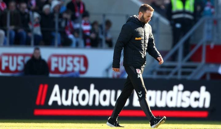 Andreas Patz Trainer Regensburg , 2.Bundesliga , Jahn Regensburg-Hertha Berlin , Fußball , in den Jahnstadion , Regensburg , Bayern , Deutschland . Februar 01, 2025 . Photo by: Davide Elias Ipa Photo Pressefoto DENL Copyright: xDavidexEliasx
